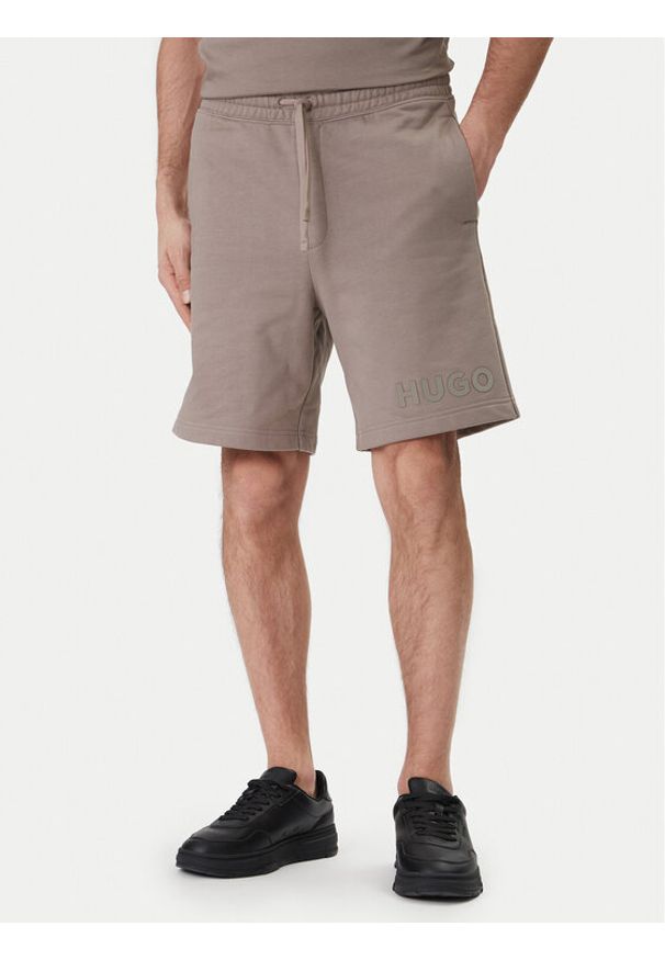 Hugo - HUGO Szorty sportowe Dinkoe 50535260 Beżowy Relaxed Fit. Kolor: beżowy. Materiał: bawełna. Styl: sportowy