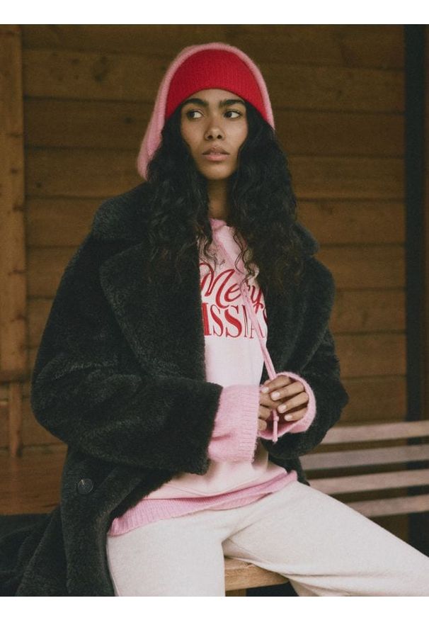 Reserved - Bluza z haftowanym napisem - różowy. Kolor: różowy. Materiał: bawełna. Wzór: napisy, haft