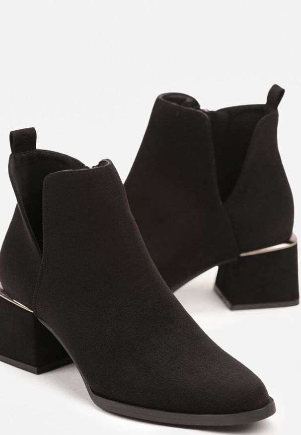 Renee - Czarne Botki na Słupku z Wycięciem i Metaliczną Ozdobą Lorethra. Okazja: na spotkanie biznesowe, do pracy, na co dzień. Kolor: czarny. Materiał: jeans, wełna. Wzór: aplikacja. Sezon: zima, jesień. Obcas: na słupku. Styl: elegancki, biznesowy, klasyczny, casual