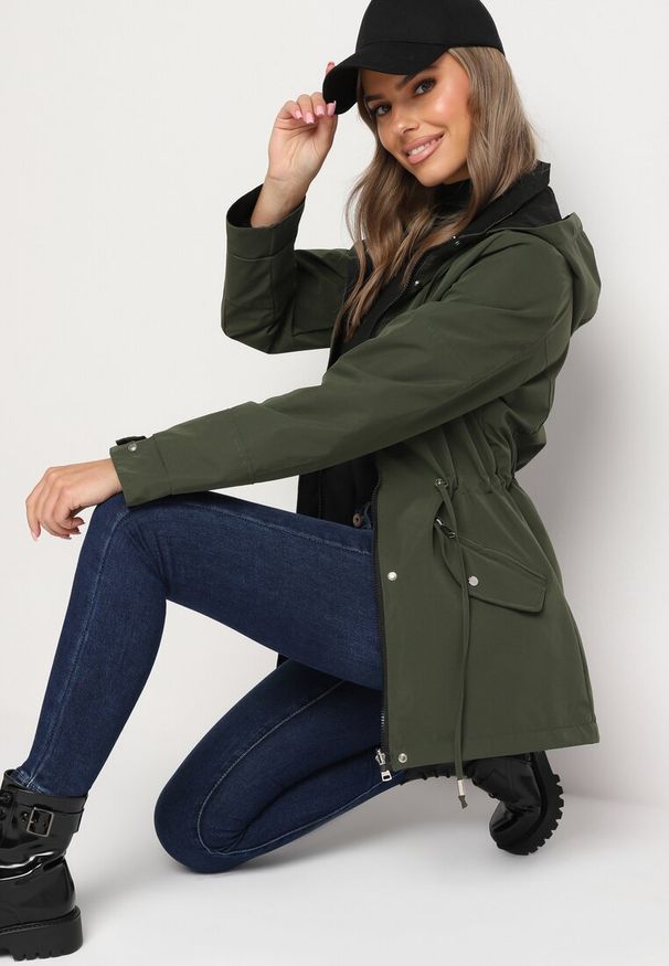 Born2be - Ciemnozielona Kurtka Parka Dwustronna Ozdobiona Guzikami przy Rękawach Mivanea. Kolor: zielony. Materiał: jeans. Długość rękawa: długi rękaw. Długość: długie. Wzór: aplikacja. Sezon: jesień, zima. Styl: klasyczny, elegancki