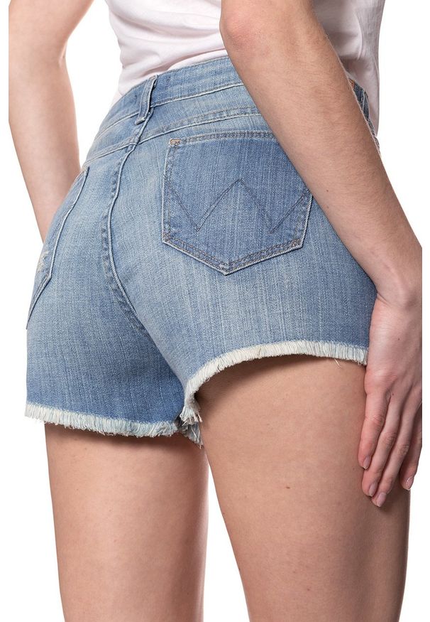 Wrangler - DAMSKIE SPODENKI WRANGLER BOYFRIEND SHORT SUNFADED W29AC293G. Materiał: jeans. Wzór: aplikacja. Styl: vintage, retro