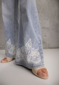 Renee - Niebieskie Jeansy Szerokie w Stylu Boho z Ozdobnym Nadrukiem na Nogawkach Endippe. Kolor: niebieski. Wzór: nadruk. Styl: boho #3