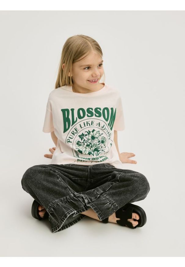 Reserved - Luźny t-shirt z nadrukiem - beżowy. Kolor: beżowy. Materiał: bawełna. Wzór: nadruk