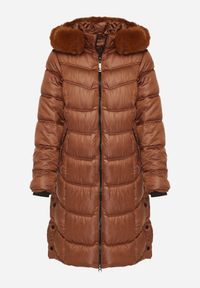 Born2be - Brązowa Pikowana Kurtka Płaszcz za Kolano z Kapturem i Futerkiem Naelora. Okazja: na co dzień, na spacer. Typ kołnierza: kaptur. Kolor: brązowy. Materiał: futro. Styl: klasyczny, casual #2