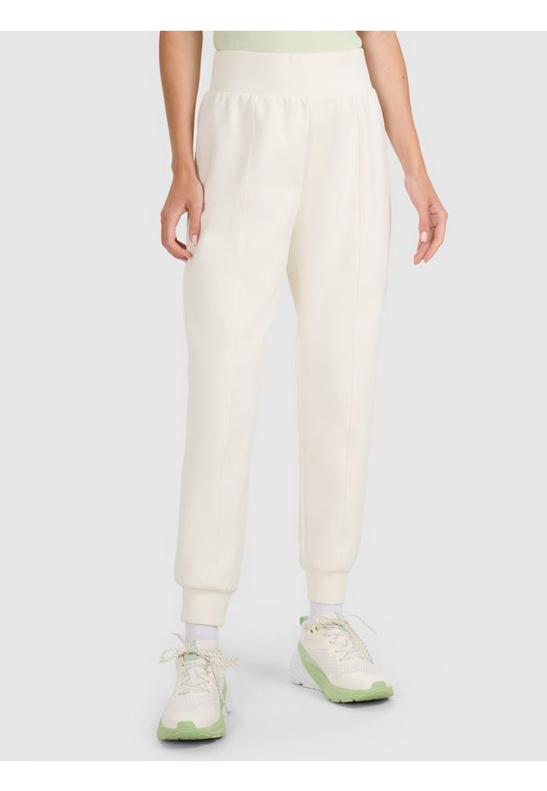 4f - 4F Spodnie dresowe joggery damskie - beżowe L. Kolor: beżowy. Materiał: dresówka. Wzór: ze splotem, gładki. Sport: fitness