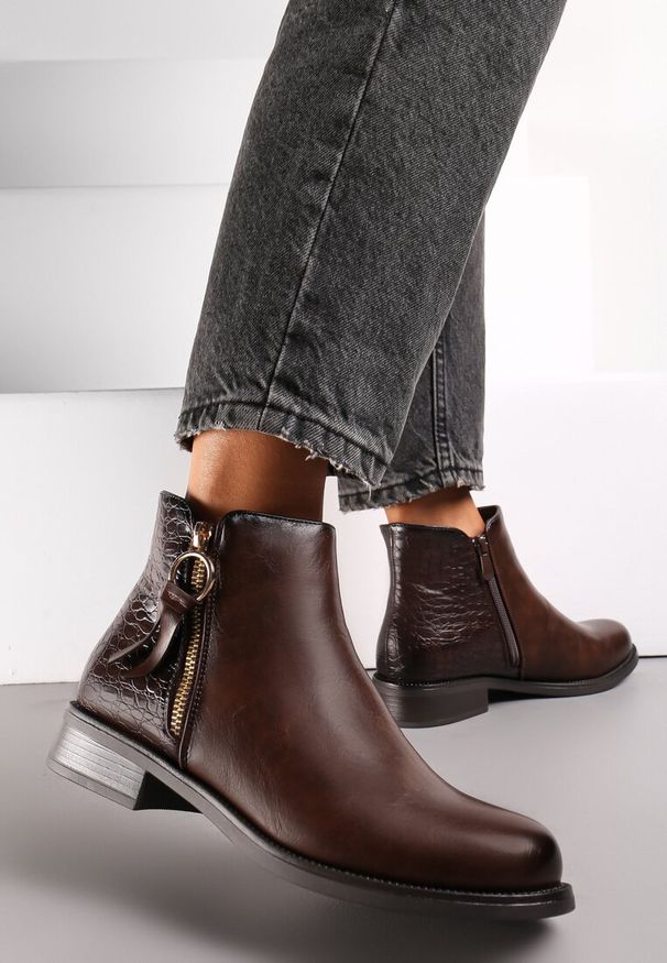 Renee - Brązowe Botki Ozdobione Frędzlami na Suwaku i Wężowym Wzorem Sion. Nosek buta: okrągły. Zapięcie: zamek. Kolor: brązowy. Materiał: materiał. Wzór: aplikacja. Sezon: jesień, zima. Obcas: na obcasie. Wysokość obcasa: niski