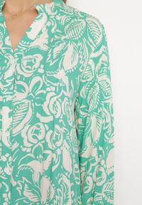 Born2be - Zielona Koszulowa Sukienka Mini o Rozkloszowanym Fasonie z Kwiatowym Motywem Hexama. Typ kołnierza: kołnierzyk stójkowy. Kolor: zielony. Długość rękawa: długi rękaw. Wzór: kwiaty. Sezon: wiosna, lato. Typ sukienki: koszulowe. Długość: mini #2