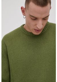 Levi's® - Levi's Sweter wełniany męski kolor zielony. Okazja: na spotkanie biznesowe, na co dzień. Kolor: zielony. Materiał: wełna. Długość rękawa: długi rękaw. Długość: długie. Wzór: ze splotem. Styl: casual, biznesowy