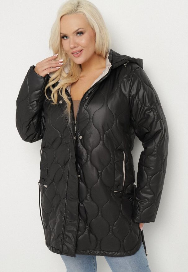 Born2be - Czarna Kurtka Pudełkowa z Pikowaniem i Odpinanym Kapturem Annaloria. Okazja: na co dzień, na spacer. Kolekcja: plus size. Kolor: czarny. Styl: casual