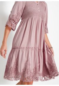Sukienka szmizjerka z wiskozy z koronką bonprix różowobrązowy. Kolor: różowy. Materiał: wiskoza, koronka. Wzór: koronka. Typ sukienki: szmizjerki #4