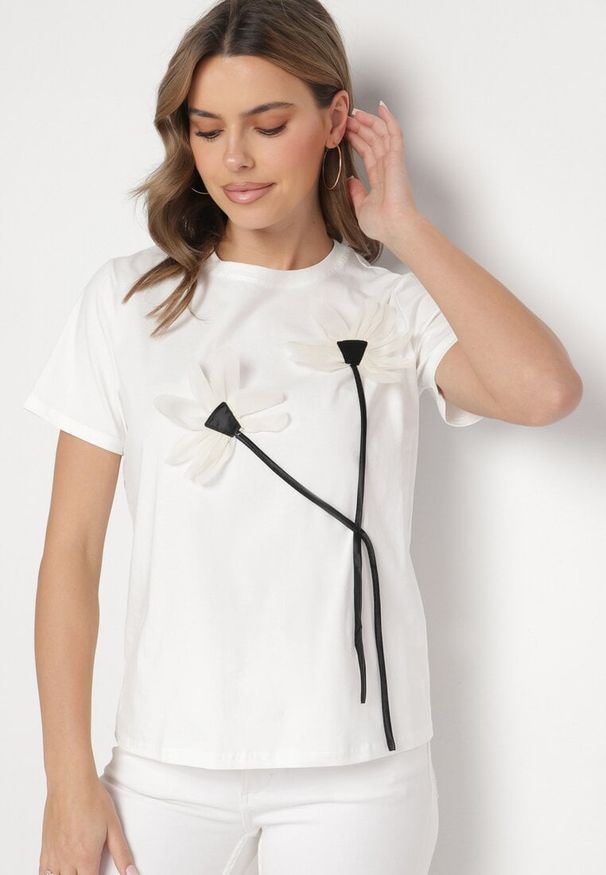 Born2be - Biały T-shirt z Bawełny Ozdobiony Kwiatami Marionis. Okazja: na co dzień. Kolor: biały. Materiał: bawełna. Wzór: aplikacja, kwiaty. Styl: klasyczny, elegancki, casual