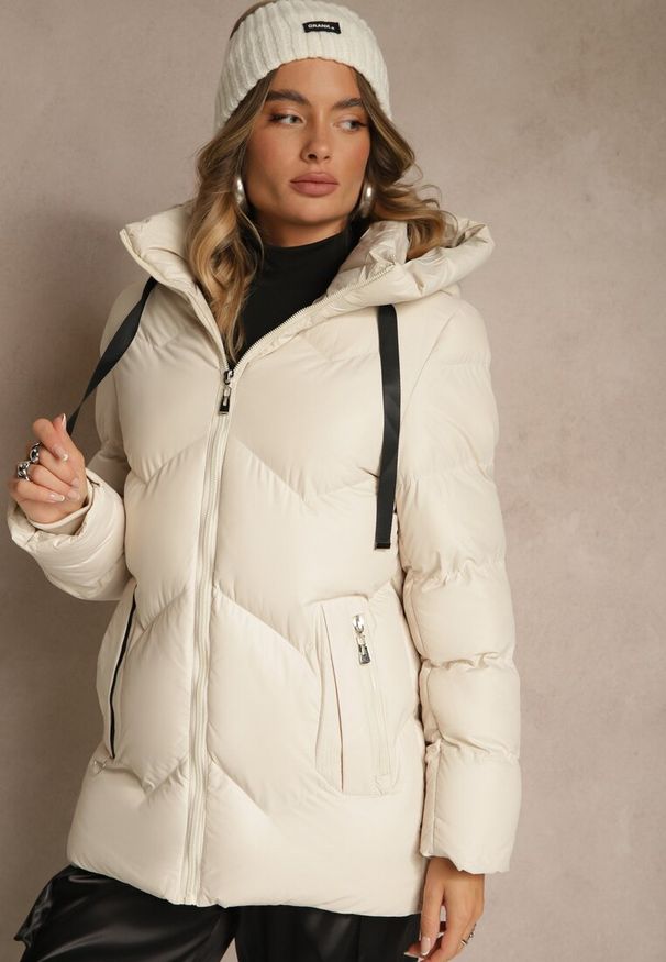 Renee - Ciemnobeżowa Kurtka Pikowana z Kapturem i Sznurkami Oleanesa. Okazja: na co dzień. Typ kołnierza: kaptur. Kolor: beżowy. Materiał: jeans. Styl: sportowy, casual