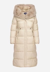 Born2be - Beżowa Długa Kurtka Puchowa z Pikowanymi Przeszyciami i Kapturem z Futrem Zevea. Okazja: na spacer, na co dzień. Kolor: beżowy. Materiał: futro, puch. Długość: długie. Styl: casual, elegancki #3