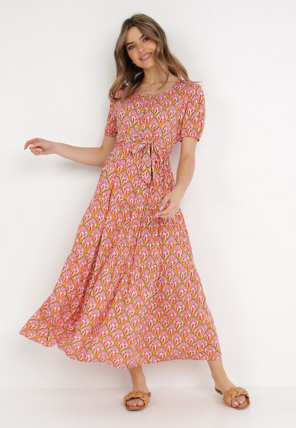 Born2be - Różowo-Pomarańczowa Sukienka Melenope. Kolor: różowy. Materiał: wiskoza, materiał, tkanina. Długość rękawa: krótki rękaw. Wzór: kolorowy, nadruk. Styl: klasyczny, wakacyjny. Długość: maxi