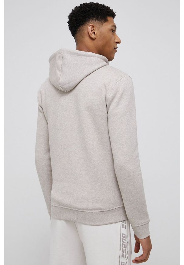 Guess Bluza męska kolor beżowy z kapturem melanżowa. Okazja: na co dzień. Typ kołnierza: kaptur. Kolor: beżowy. Materiał: bawełna. Wzór: melanż. Styl: casual