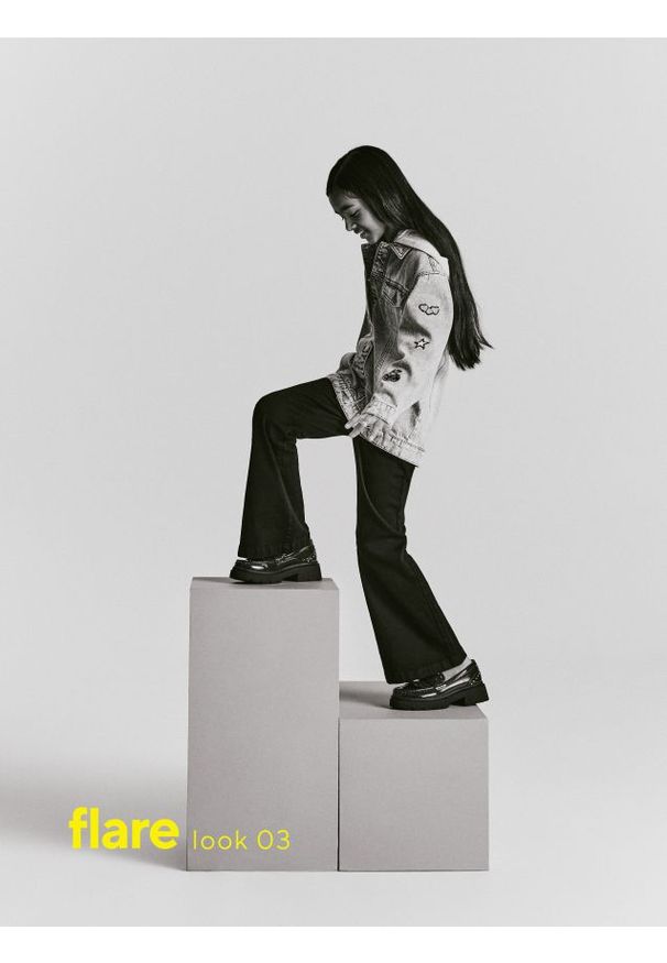 Reserved - Jeansy flare high waist - czarny. Stan: podwyższony. Kolor: czarny