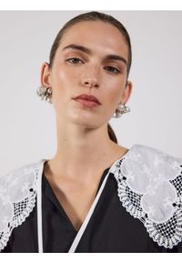 Reserved - Bluzka z koronkowym kołnierzem - czarny. Kolor: czarny. Materiał: koronka. Wzór: gładki #1