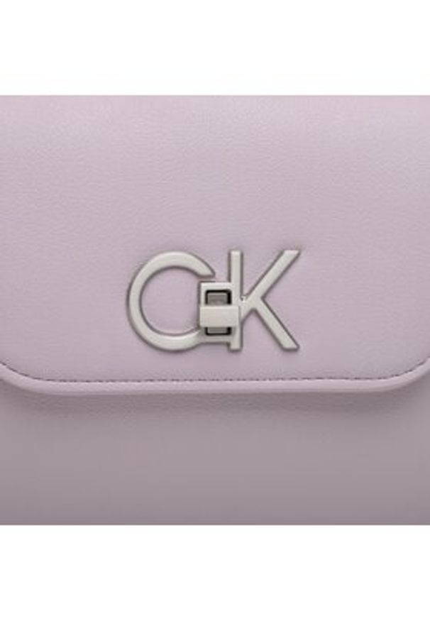 Calvin Klein Torebka Re-Lock Shoulder Bag Md K60K610769 Fioletowy. Kolor: fioletowy. Materiał: skórzane