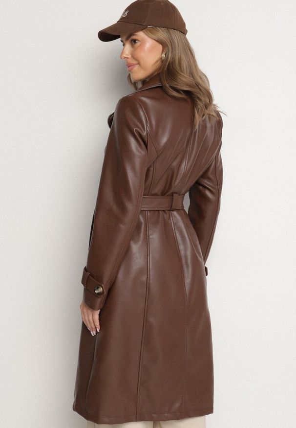 Born2be - Brązowy Dwurzędowy Płaszcz Trencz z Imitacji Skóry z Wiązanym Paskiem Nilovessa. Okazja: na co dzień. Kolor: brązowy. Materiał: skóra. Styl: klasyczny, casual, elegancki