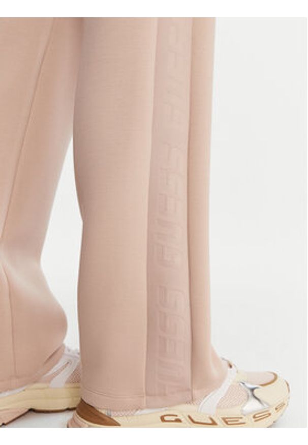 Guess Spodnie dresowe V3RB21 K7UW2 Beżowy Regular Fit. Kolor: beżowy. Materiał: syntetyk