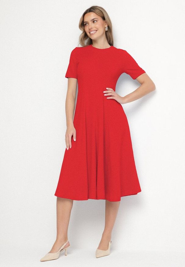 Born2be - Czerwona Sukienka Rozkloszowana z Taliowaniem Telorwena. Okazja: na randkę, na ślub cywilny, na wesele. Kolor: czerwony. Materiał: tkanina. Długość rękawa: krótki rękaw. Styl: klasyczny