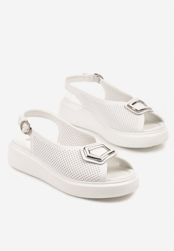 Born2be - Białe Skórzane Sandały Slingback Zdobione Perforacją i Aplikacją Felenira. Okazja: na co dzień. Kolor: biały. Materiał: skóra. Wzór: aplikacja. Obcas: na platformie. Styl: elegancki, casual