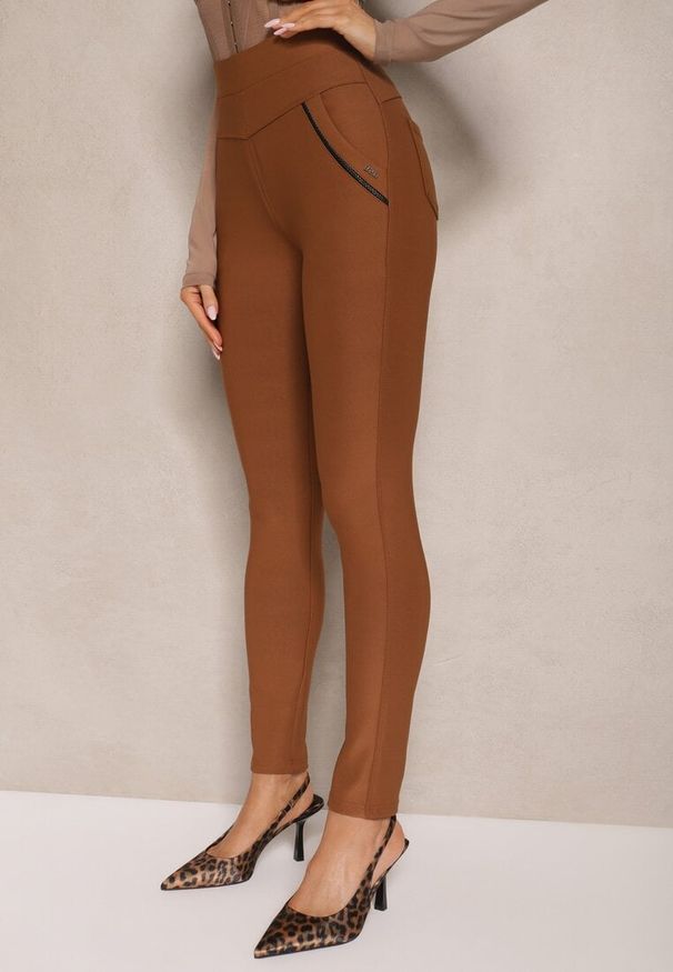 Renee - Jasnobrązowe Dopasowane Spodnie High Waist z Gumką w Talii Rivbia. Okazja: na co dzień. Stan: podwyższony. Kolor: brązowy. Styl: klasyczny, elegancki, casual
