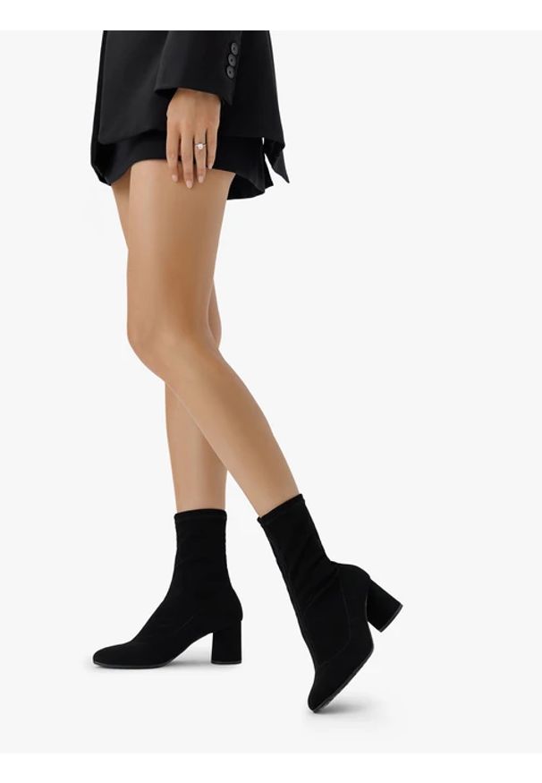 Ryłko - Elastyczne czarne botki na okrągłym klocku. Nosek buta: okrągły. Kolor: czarny. Materiał: syntetyk. Szerokość cholewki: normalna. Obcas: na obcasie. Wysokość obcasa: średni