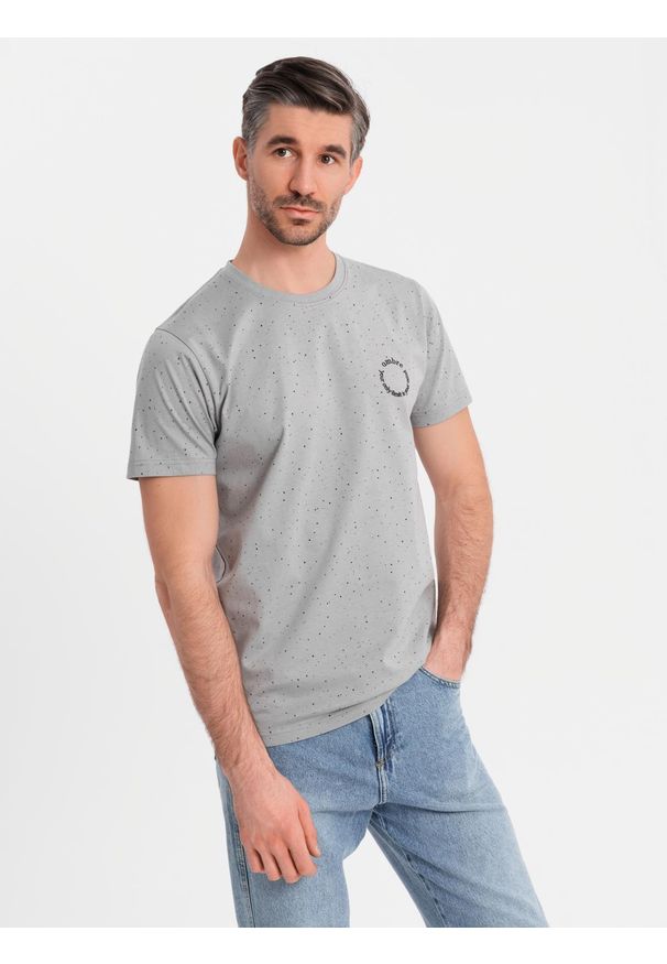 Ombre Clothing - T-shirt męski bawełniany z nadrukiem i okrągłym dekoltem – jasnoszary V8 - Rozmiar: XXL. Okazja: na co dzień. Kolor: szary. Materiał: bawełna. Długość rękawa: krótki rękaw. Długość: krótkie. Wzór: nadruk. Sezon: wiosna, lato. Styl: casual, elegancki