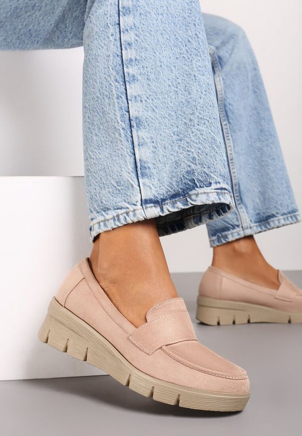 Renee - Jasnobeżowe Półbuty Mokasyny na Koturnie z Wkładką ze Skóry Naturalnej Ozdobione Paskiem Zorvia. Okazja: na co dzień. Zapięcie: pasek. Kolor: beżowy. Materiał: skóra. Wzór: aplikacja. Obcas: na koturnie. Styl: casual, elegancki