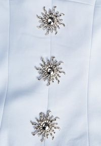 Renee - Niebieska Sukienka z Dekoltem Halter i Ozodbymi Guzikami z Przodu Nesia. Typ kołnierza: dekolt halter. Kolor: niebieski #6