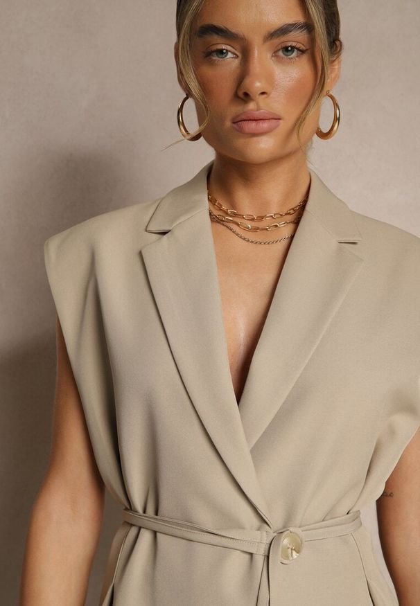 Renee - Beżowa Kamizelka Garniturowa z Usztywnianymi Ramionami Ozdobiona Wiązaniem Dannelia. Okazja: na co dzień. Kolor: beżowy. Materiał: jeans. Wzór: aplikacja. Styl: klasyczny, casual, elegancki