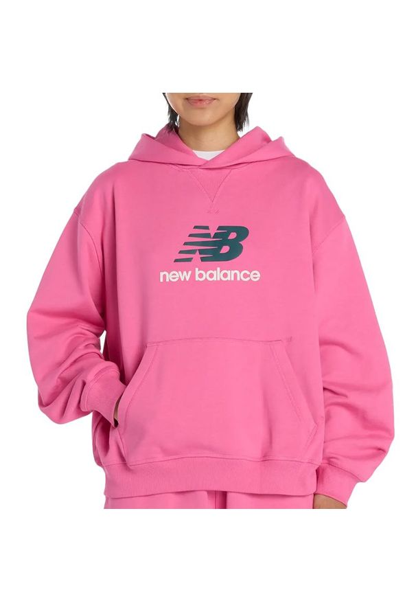 Bluza damska New Balance WT51501AAC - różowa. Okazja: na co dzień. Kolor: różowy. Materiał: bawełna, prążkowany, dresówka, materiał. Styl: klasyczny, casual