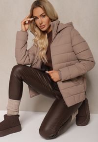 Renee - Ciemnobeżowa Kurtka z Pikowanymi Przeszyciami z Odpinanym Kapturem i Ściągaczem w Talii Sintavia. Okazja: na co dzień. Kolor: beżowy. Materiał: jeans. Styl: casual #5