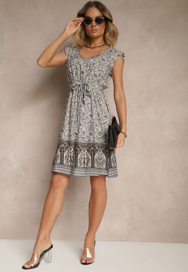 Renee - Czarna Rozkloszowana Sukienka z Wiskozy z Wiązanym Paskiem Sepelise. Okazja: na spacer, na co dzień. Typ kołnierza: dekolt w kształcie V. Kolor: czarny. Materiał: wiskoza. Styl: casual, elegancki