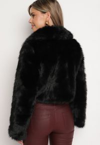 Born2be - Czarna Futerkowa Kurtka o Krótkim Kroju z Eleganckim Kołnierzem Tazamisa. Okazja: na co dzień. Kolor: czarny. Materiał: jeans. Długość: krótkie. Styl: elegancki #4