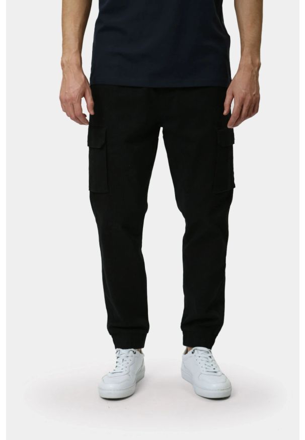 Męskie Spodnie Materiałowe Mustang Style Paris Jogger Cargo Black Beauty 1015896 4185. Materiał: materiał