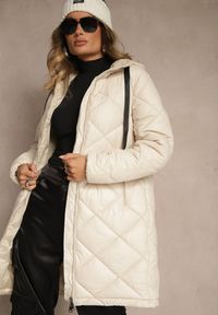 Renee - Ciemnobeżowa Pikowana Kurtka o Długim Kroju z Kapturem Olendia. Typ kołnierza: kaptur. Kolor: beżowy. Materiał: jeans. Długość: długie #4