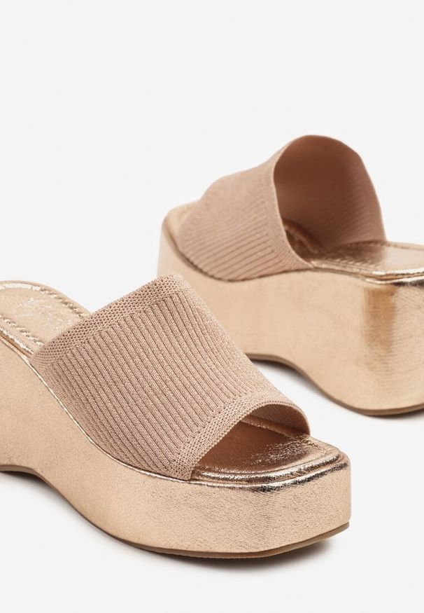Born2be - Szampańskie Tłoczone Klapki na Koturnie i Platformie Ivelozi. Okazja: na co dzień. Kolor: złoty. Materiał: jeans. Wzór: aplikacja. Obcas: na koturnie. Styl: klasyczny, casual, elegancki. Wysokość obcasa: średni