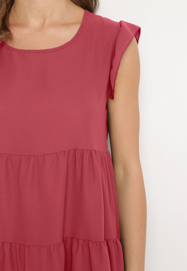 Born2be - Ciemnoróżowa Rozkloszowana Sukienka z Falbankami Zapinana przy Szyi Rettesa. Okazja: na co dzień. Typ kołnierza: kołnierz z falbankami. Kolor: różowy. Materiał: wiskoza, tkanina. Sezon: lato. Styl: casual, elegancki