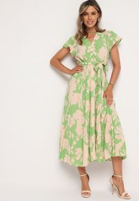Born2be - Zielono-Beżowa Plisowana Koktajlowa Sukienka z Kopertowym Dekoltem Paskiem i Gumką w Talii Anelsea. Okazja: na spacer, na imprezę. Typ kołnierza: dekolt kopertowy. Kolor: zielony. Długość rękawa: krótki rękaw. Wzór: aplikacja. Typ sukienki: kopertowe. Styl: wizytowy #2