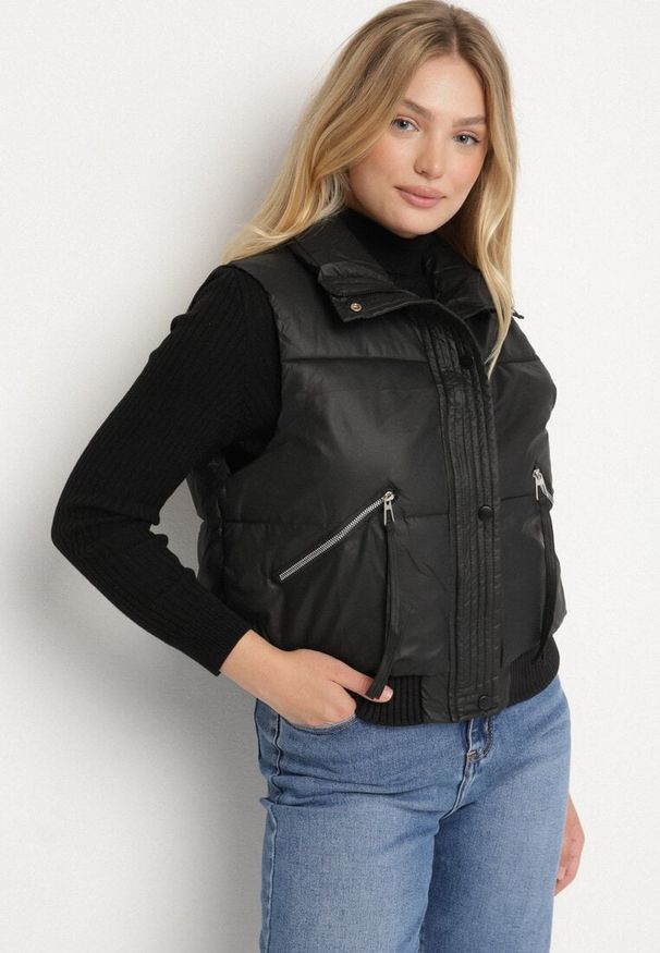 Born2be - Czarna Pikowana Kamizelka Przejściowa z Imitacji Skóry Isokira. Okazja: na co dzień. Typ kołnierza: kaptur. Kolor: czarny. Materiał: skóra. Wzór: aplikacja. Styl: casual