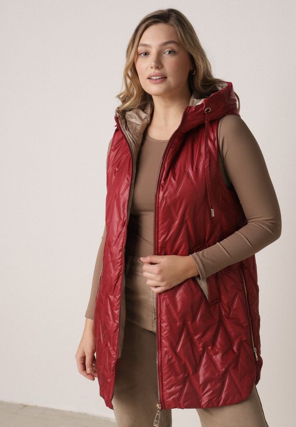 Born2be - Czerwona Pikowana Kamizelka o Długim Kroju z Nieodpinanym Kapturem w Romby Dephice. Okazja: na co dzień. Typ kołnierza: kaptur. Kolor: czerwony. Materiał: jeans, materiał. Długość: długie. Styl: casual, elegancki