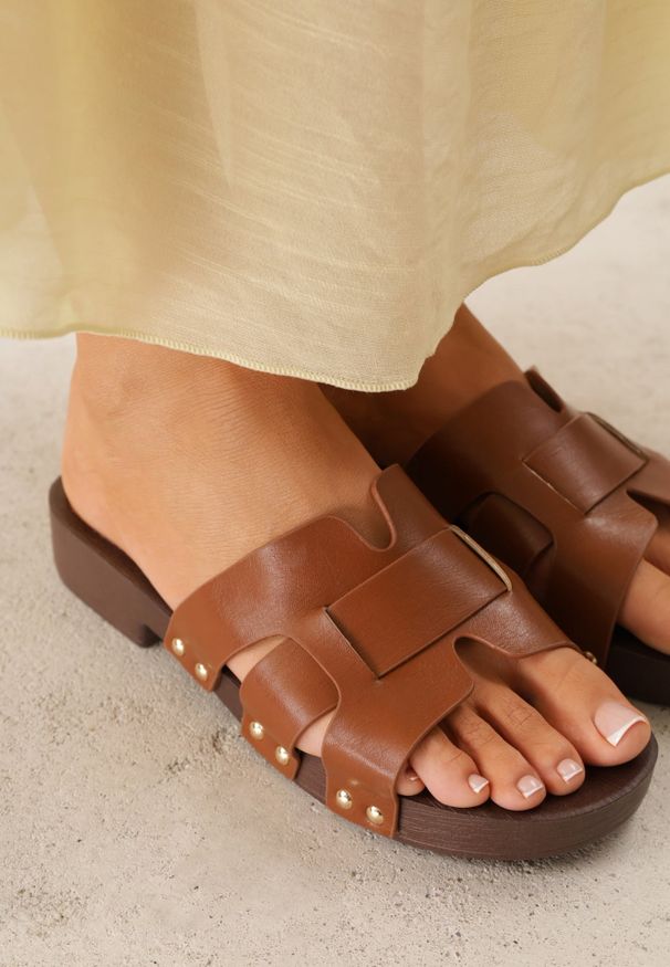 Renee - Ciemnobrązowe Klapki na Grubej Podeszwie z Imitacji Drewna z Cholewką z Nitami Crason. Kolor: brązowy. Materiał: jeans. Wzór: haft. Sezon: lato. Styl: boho