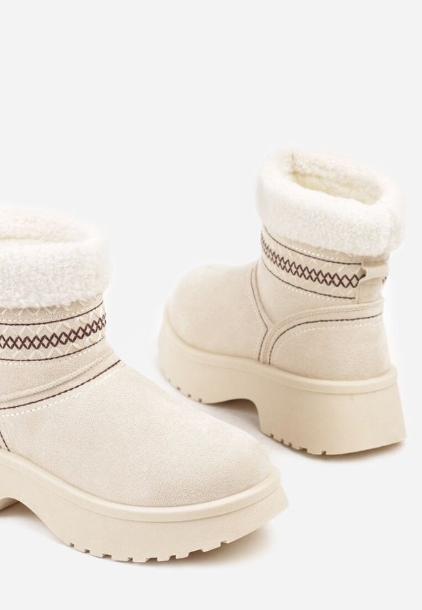 Renee - Beżowe Krótkie Śniegowce Wsuwane z Haftem i Futerkiem przy Cholewce Miovadia. Zapięcie: bez zapięcia. Kolor: beżowy. Materiał: futro. Szerokość cholewki: normalna. Wzór: haft. Sezon: zima