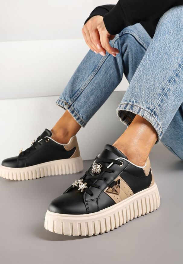 Renee - Czarne Sneakersy na Tłoczonej Platformie z Metalicznymi Ozdobami Eleanilia. Okazja: na co dzień. Zapięcie: sznurówki. Kolor: czarny. Materiał: jeans. Wzór: aplikacja. Sezon: lato, wiosna. Obcas: na platformie