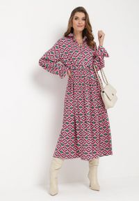 Born2be - Fuksjowa Rozkloszowana Sukienka Koszulowa w Geometryczny Print Larissam. Kolor: różowy. Materiał: materiał. Wzór: geometria, nadruk. Typ sukienki: koszulowe. Długość: maxi #2