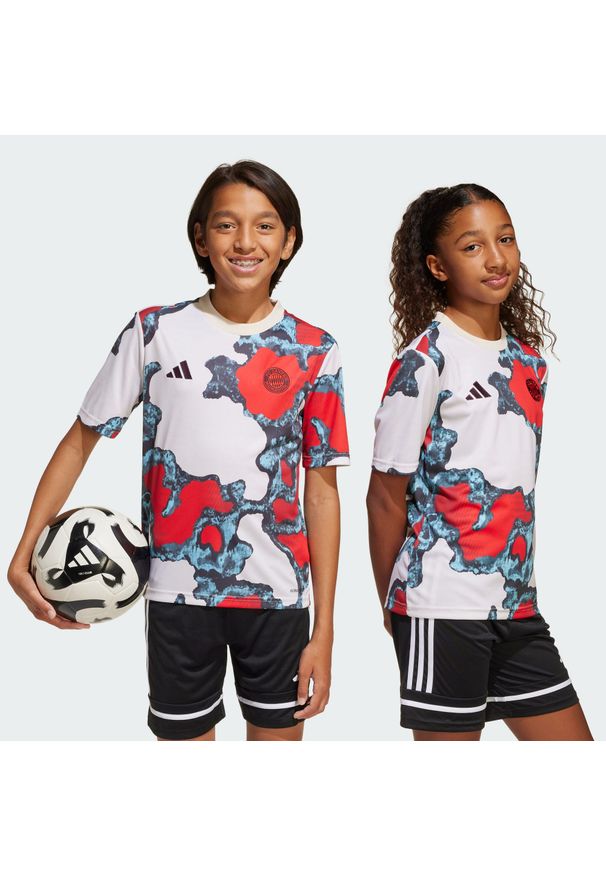 Adidas - Koszulka FC Bayern 24/25 Pre-Match Kids. Kolor: czerwony, niebieski, wielokolorowy. Materiał: materiał. Sport: piłka nożna
