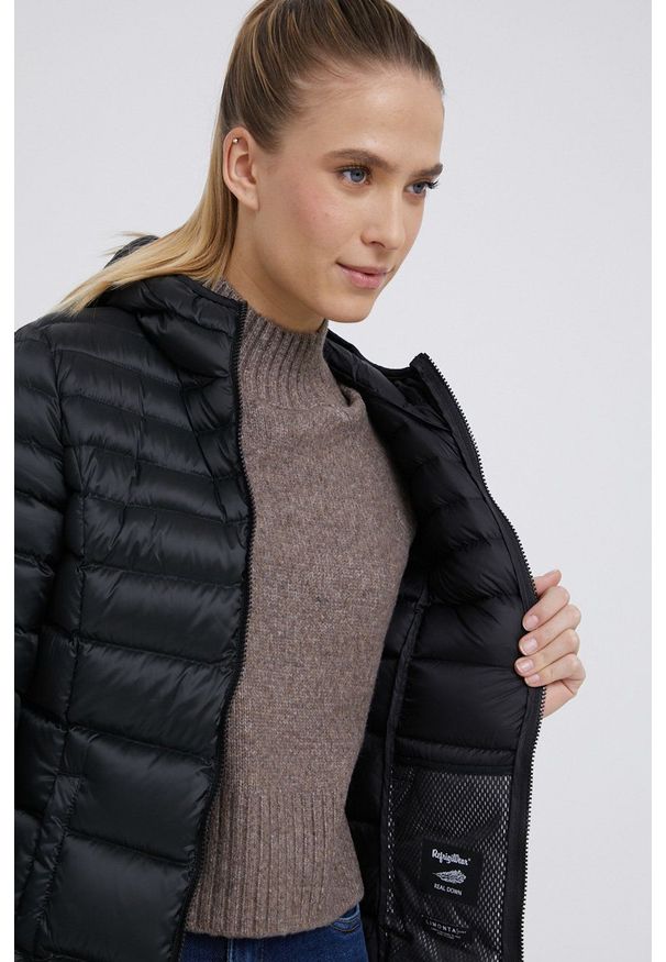 Refrigiwear - RefrigiWear Kurtka puchowa damska kolor czarny przejściowa. Okazja: na co dzień. Typ kołnierza: kaptur. Kolor: czarny. Materiał: puch. Styl: casual