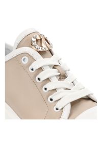 Beżowe Sneakersy Carinii Stylowe Obuwie Damskie Na Platformie. Kolor: biały, beżowy. Materiał: skóra. Obcas: na platformie. Styl: elegancki